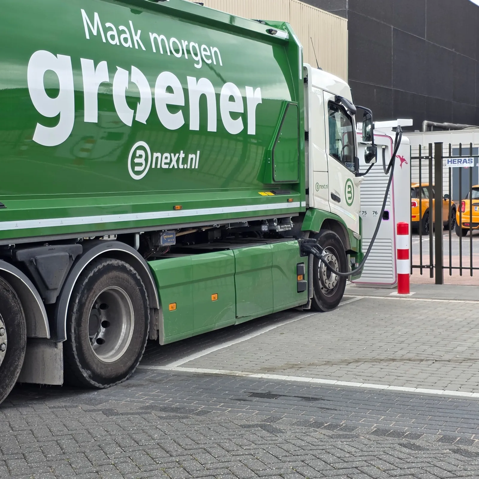 Elektrische Bnext vuilniswagen 'Maak morgen groener' aan de snellader tijdens de Code 95 praktijkdag