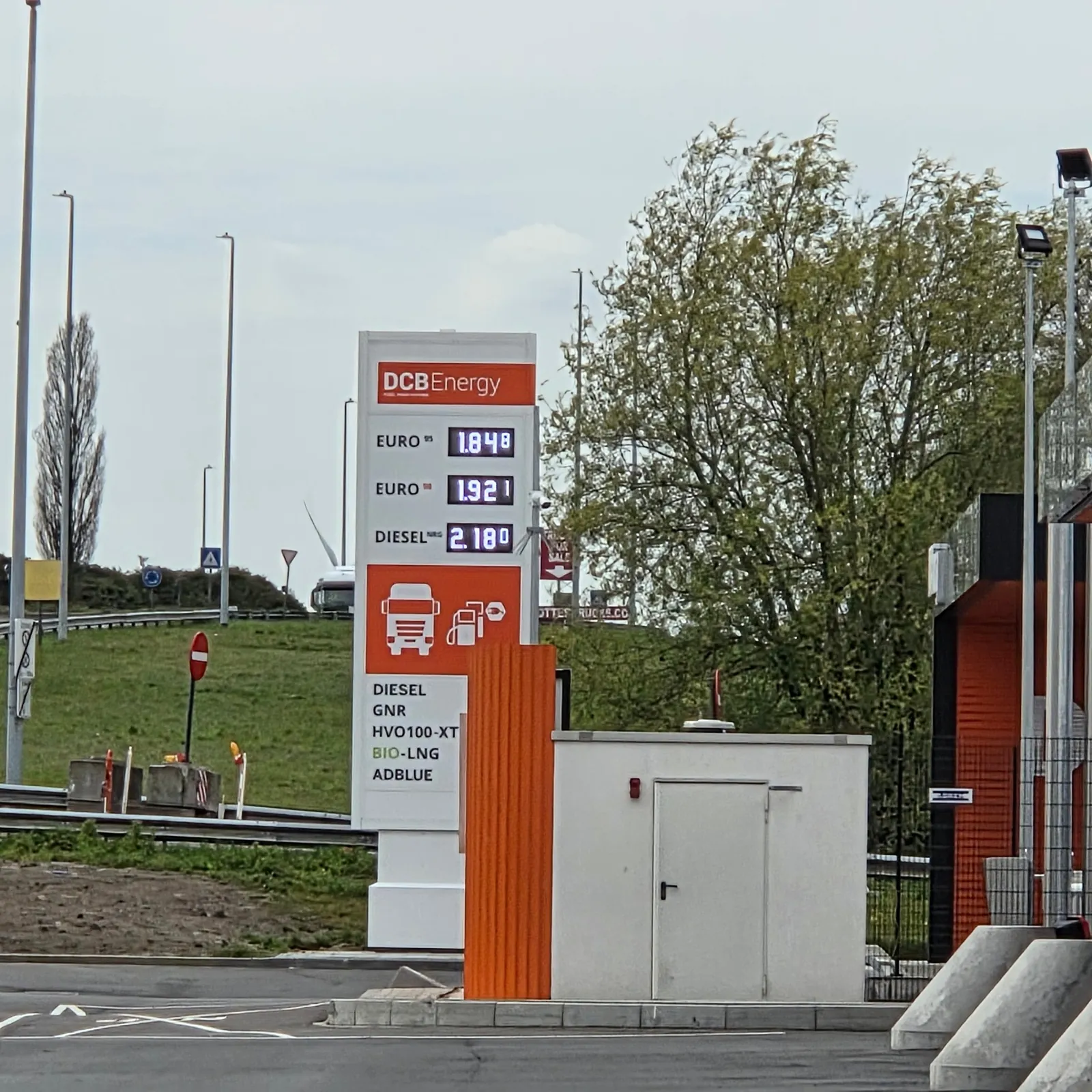 Brandstofprijzen bij DCB Energy tankstation nabij de grens — diesel €2,18 in Nederland versus goedkoper over de grens